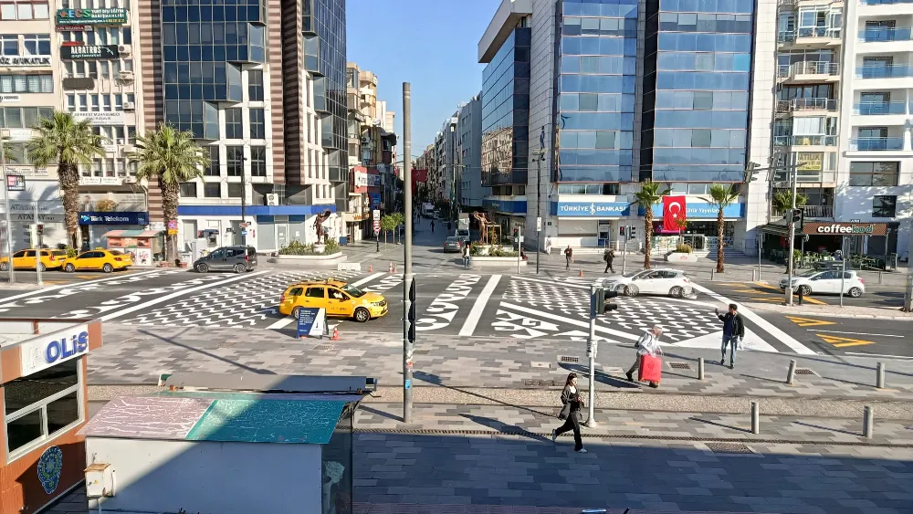 Karşıyaka İskele ile çarşı arasında işlem tamam: Yaya öncelikli hale getirildi