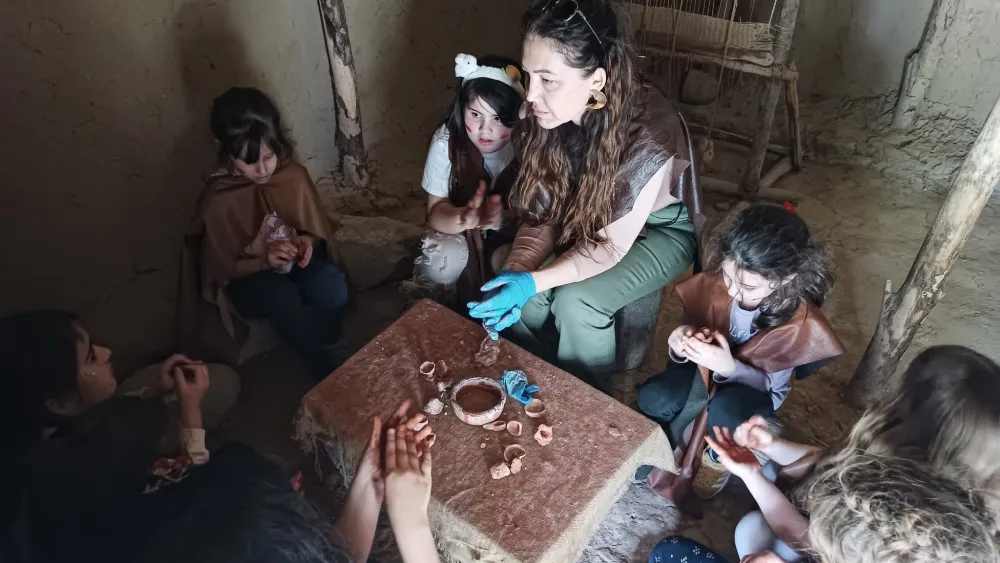 Bornova’da Minikler Yeşilova Höyüğü’nde Taş Devri’ne yolculuk yaptı