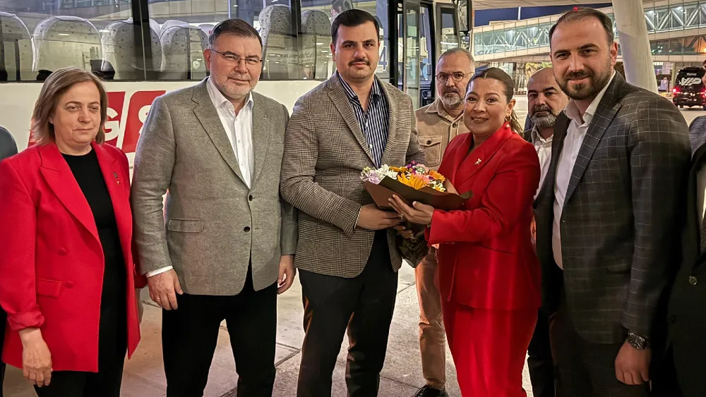 AK Parti İzmir’den İnan’a havalimanında çiçekli karşılama