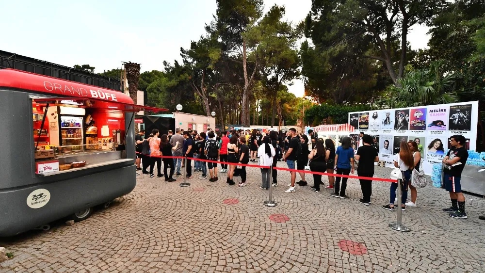 İzmir Büyükşehir'den gençlere üç bilet jesti