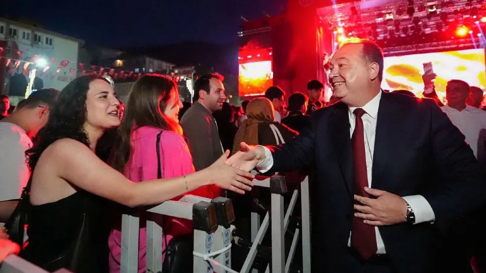 Manisa’da 19 Mayıs Coşkusu Zirveye Ulaştı: Fener Alayı, Ozbi Konseri ve 300 Dronluk Gösteri Büyüledi
