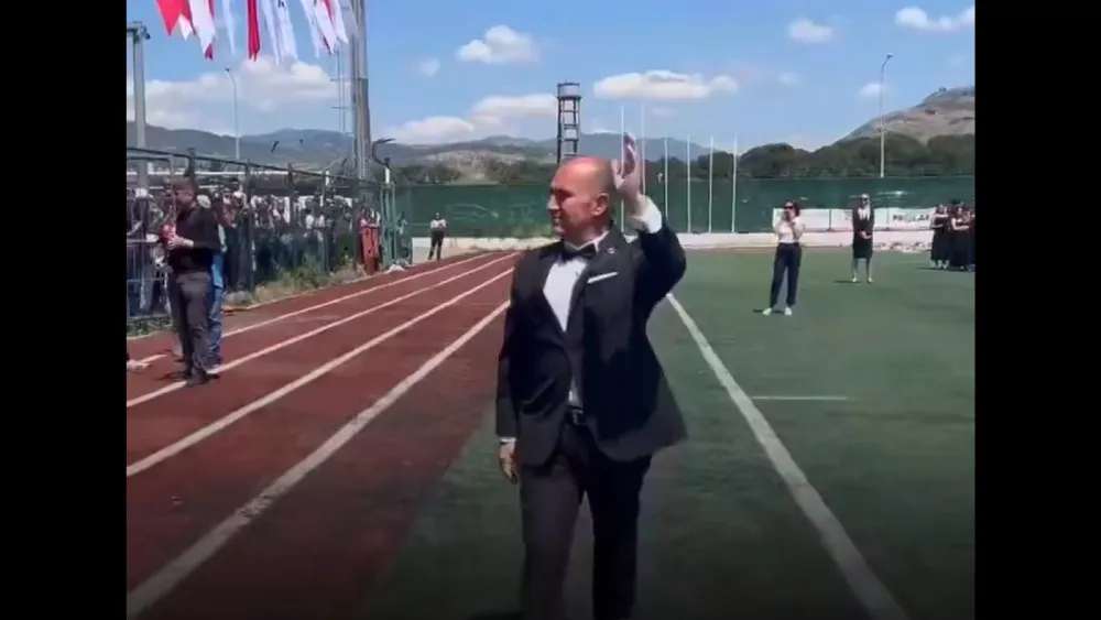 Bergama’da ilginç anlar... Atatürk’e benzediğini iddia eden kişi törende halkı selamladı