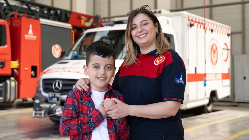 Fedakar anne...Yangında hayat kurtarıyor, evde oğlunun umudu oluyor