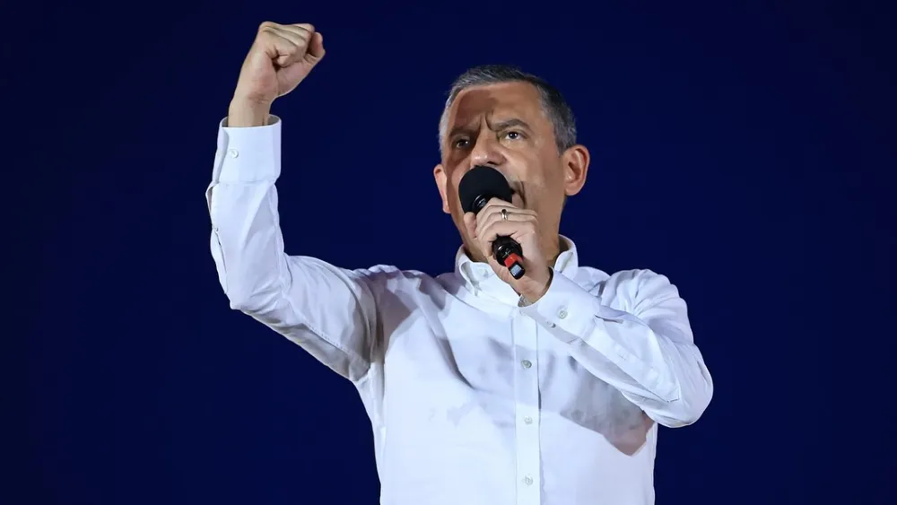 CHP lideri Özgür Özel'den mutlak butlan kararı sonrası ilk paylaşım: Ben size onur, haysiyet, cesaret ve mücadele vadediyorum!