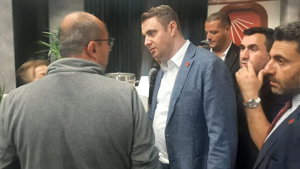 CHP İzmir önünde “Hain Kemal” sesleri… Güç: Partiyi onlara teslim etmeyeceğiz