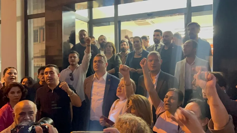 CHP İzmir önünde “Hain Kemal” sesleri… Güç: Partiyi onlara teslim etmeyeceğiz