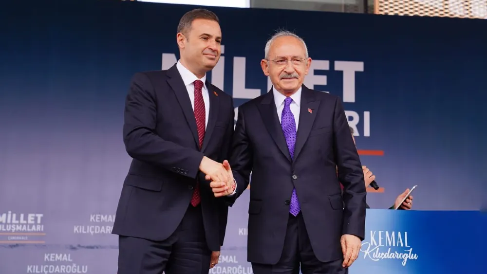 CHP'de Özel cephesi ilk fireyi verdi: Balıkesir Büyükşehir Belediye Başkanı Ahmet Akın… Kılıçdaroğlu’nun elini öptü…