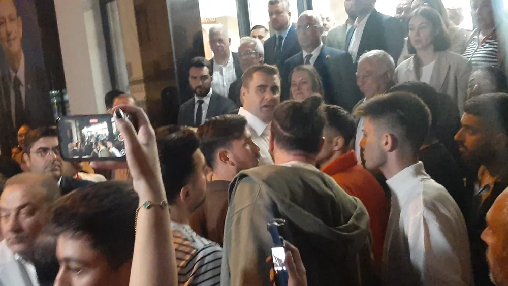 CHP İzmir önünde isyan eden partililer İl Başkanı Güç ile tartıştı…