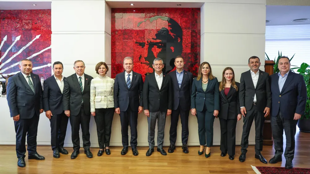 Ahmet Akın, dün Kılıçdaroğlu’nun, bugün de Özel’in yanında! 