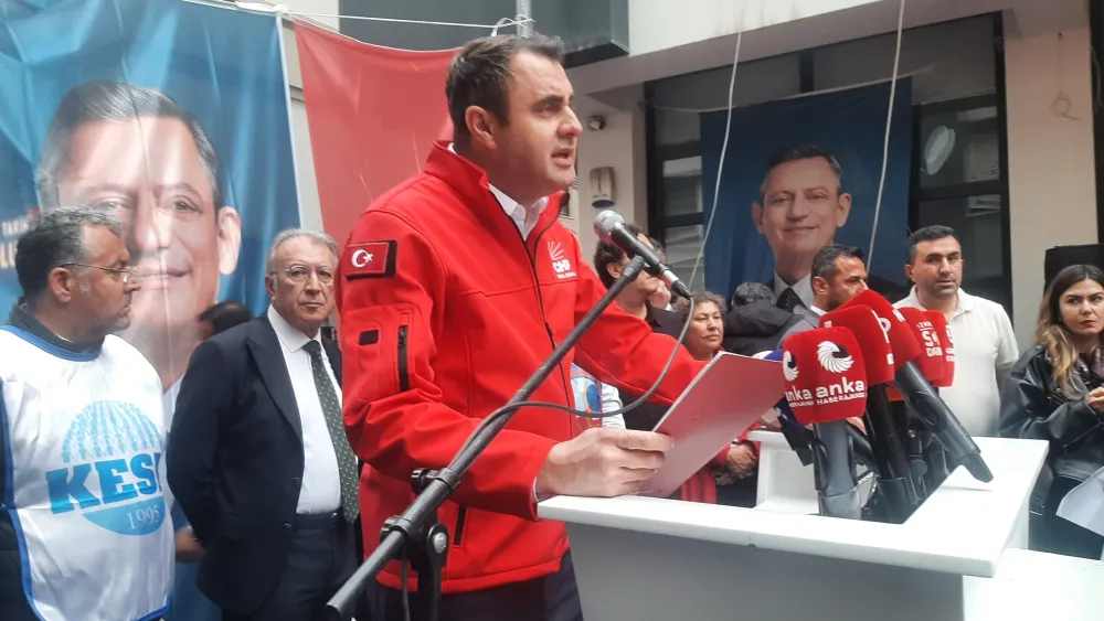 CHP İzmir'den mini miting... Çağatay Güç: Boyun eğmeyeceğiz… Var olsun Genel Başkanımız Özgür Özel…