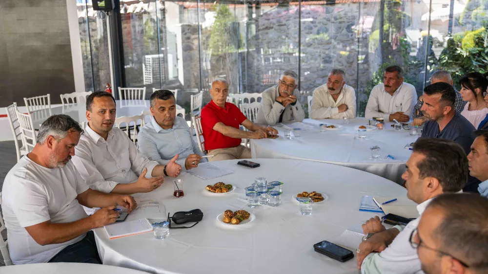 Bornova’da muhtarlarla aynı masada, sorunları ortak çözüm