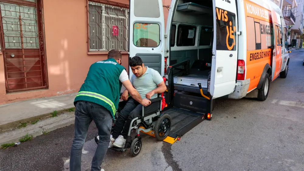 Konak’ın ‘Engelsiz Servis’i yüzleri güldürmeye devam ediyor