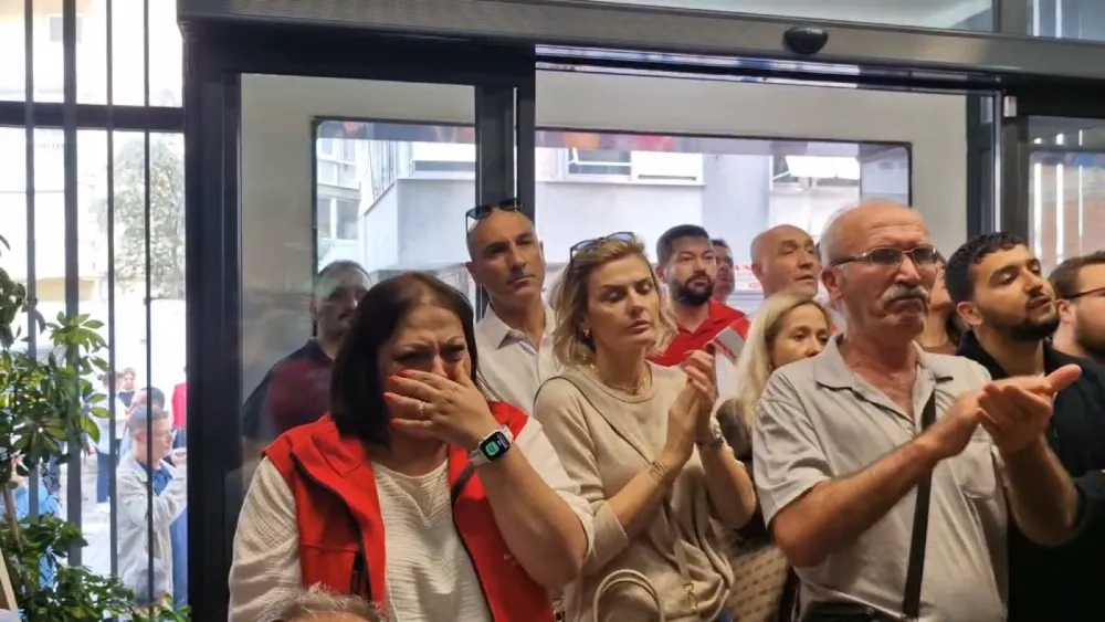 CHP'liler Genel Merkez'e müdahaleyi gözyaşlarıyla izledi