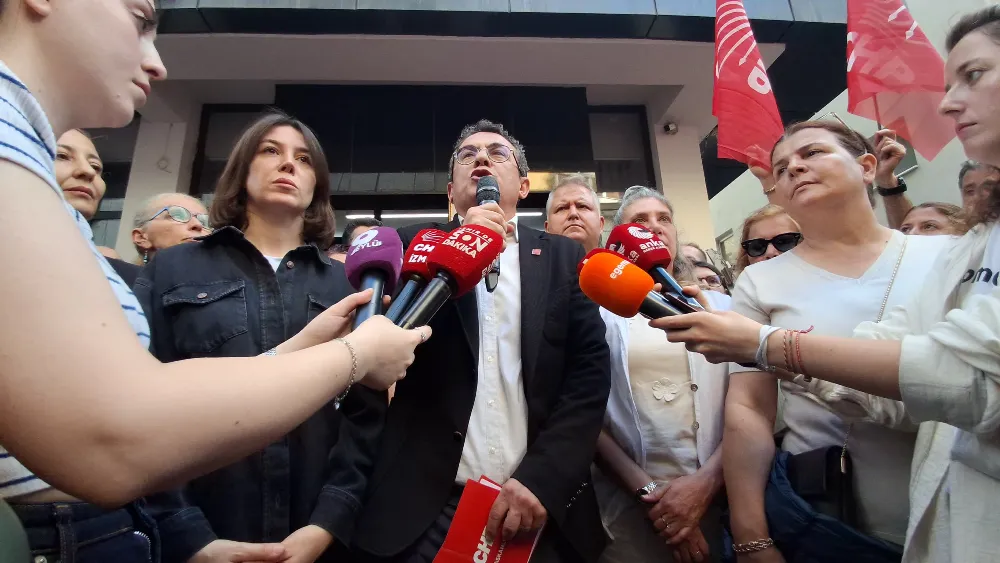 CHP İzmir sokağa indi...Murat Aydın: Bu kararları, tebligatları yırtıp atıyoruz