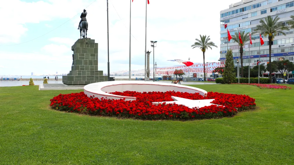 İzmir yaza çiçek açarak hazırlanıyor