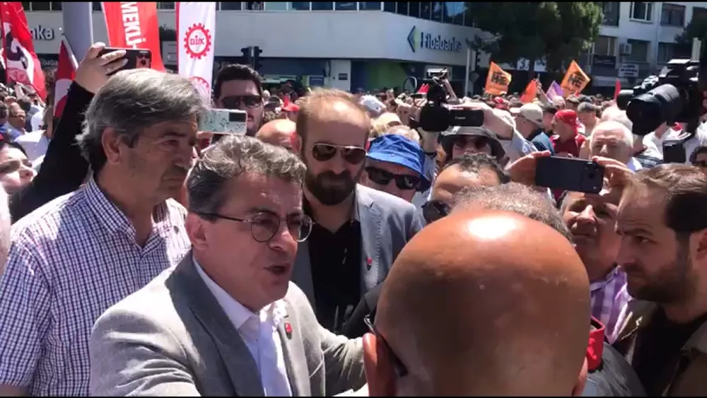 CHP’liler Cumhuriyet Meydanı’na alınmıyor..Aydın ve Enginyurt emniyet görevlileri ile tartıştı