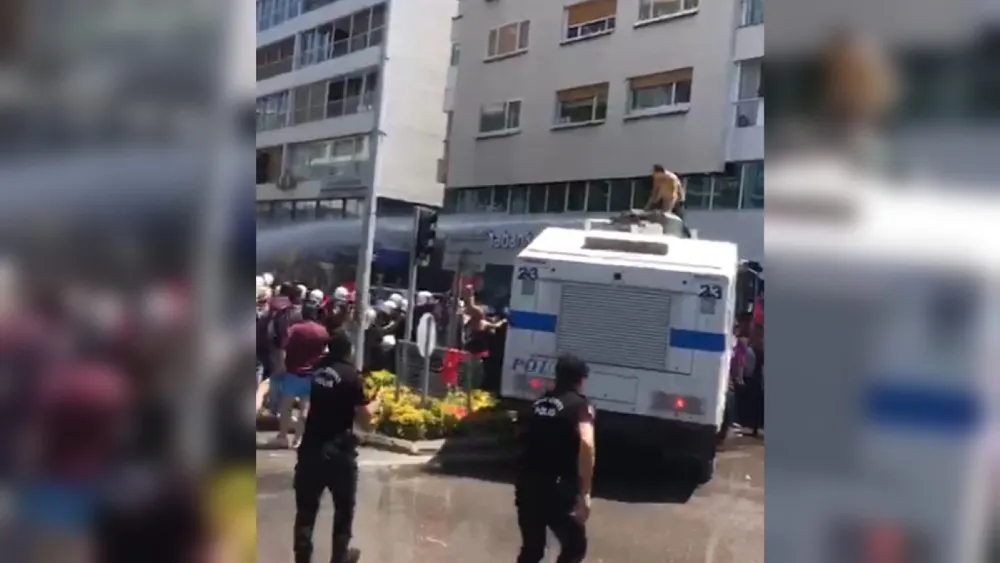 Cumhuriyet Meydanı’nda sıcak saatler…Biber gazlı müdahale başladı, TOMA’nın üzerine çıkan vatandaş gözaltına alındı