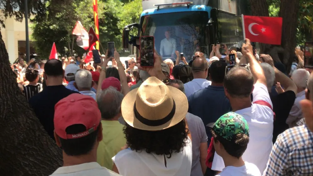 Özel alana Gaziosmanpaşa Bulvarı üzerinden parti otobüsüyle giriş yaptı