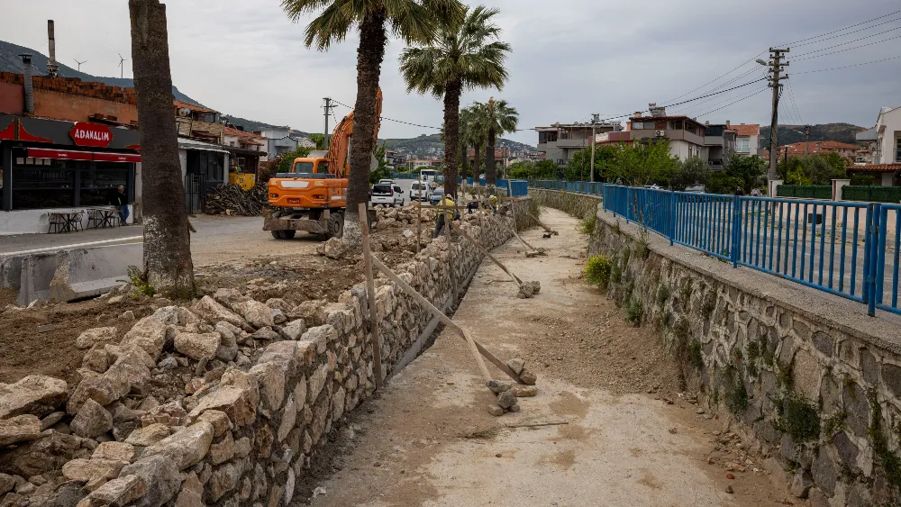 Yeni Foça’da tarihi dere yatağı güçlendiriliyor