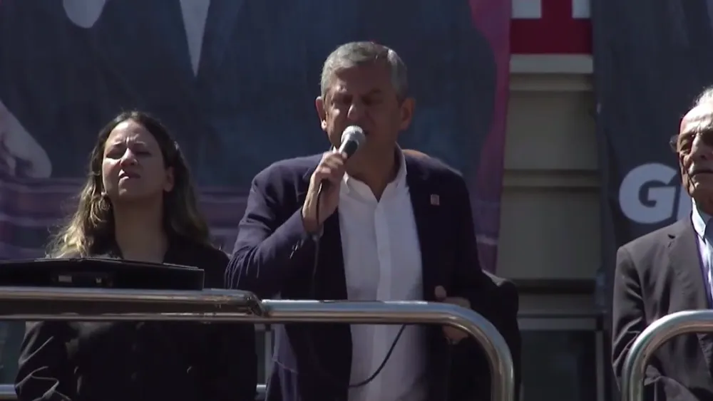 Özgür Özel, “Biz seçilmiş CHP’yiz, iktidar yürüyüşümüzden vazgeçmeyeceğiz” dedi, Anıtkabir’e doğru yürüyüşe geçti!
