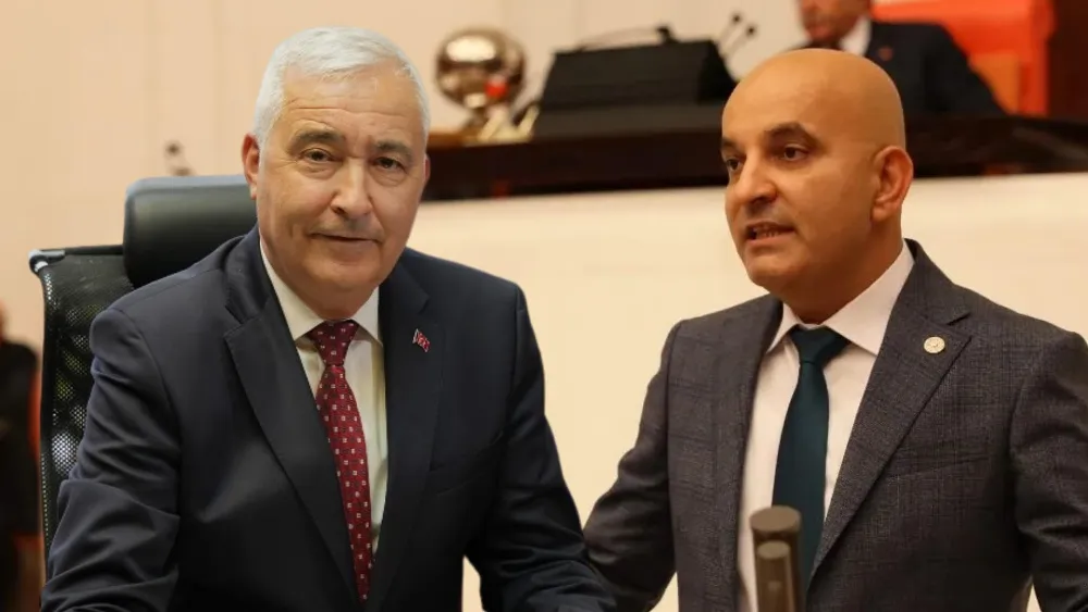 “İzmir’in utancı, hain” sloganı atılan Mahir Polat telefona sarıldı… Başkan Mehmet Türkmen ağır cevap verdi: Size zaten tüm Türkiye böyle diyor…