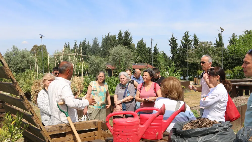 Bahçede dönüşüm başladı..Organik atıklar komposta dönüşüyor