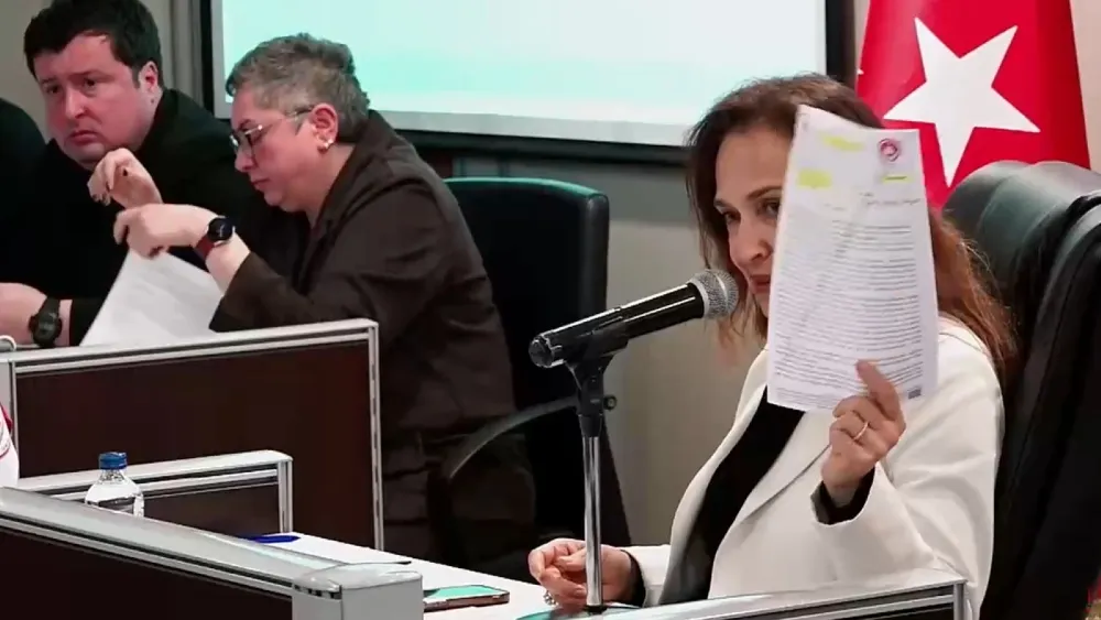 Karşıyaka’da memur eylemi tartışması: Ünal eleştirdi, Ünsal bakanlığı işaret etti