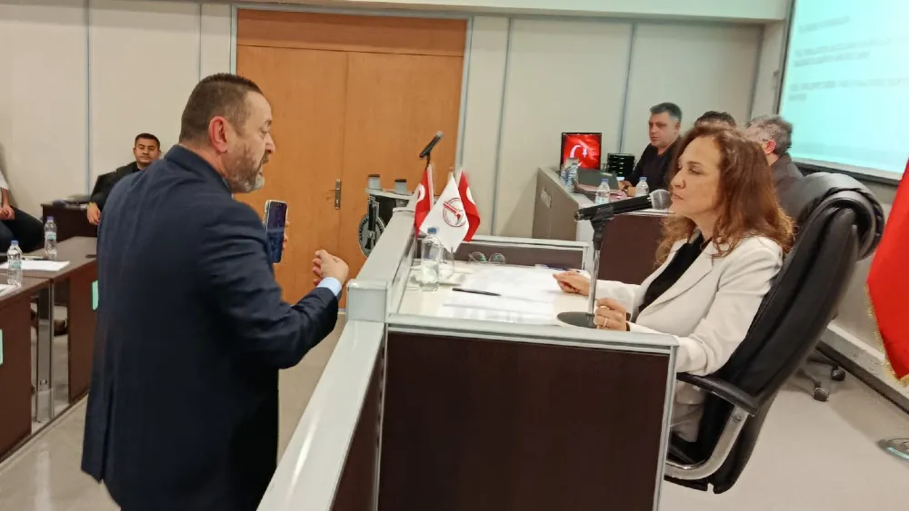 Karşıyaka Meclisi’nde Tekstil Günleri tartışması: Ünsal’dan Ünal’a ‘Gidin suç duyurusunda bulunun' resti