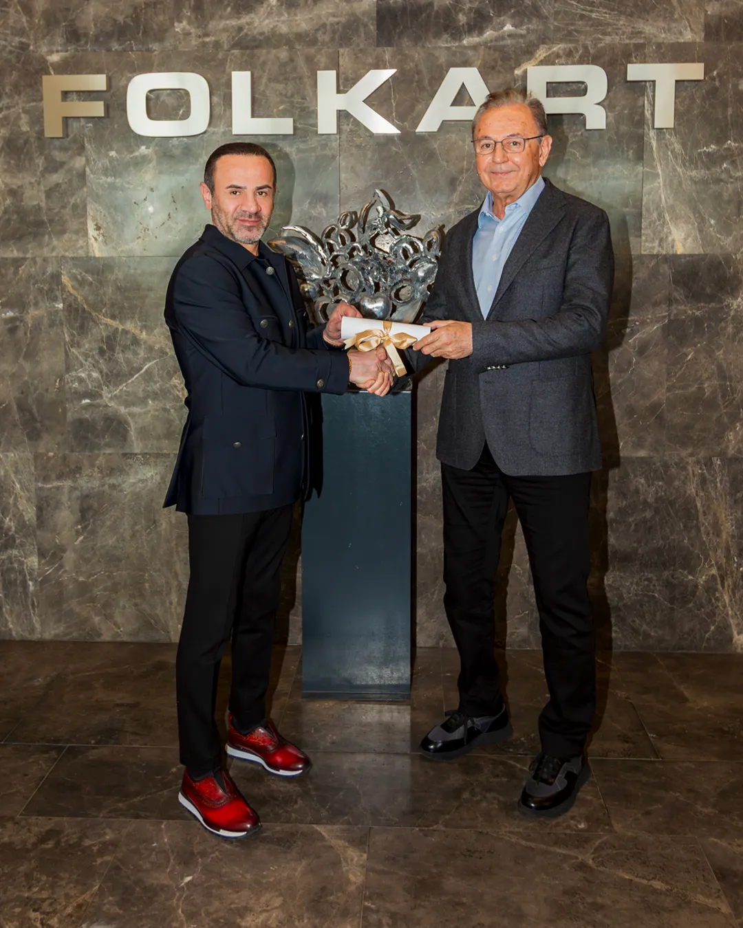 Folkart Arsa Dikili’de arsa sahiplerinden Hakan Göryakın, tapusunu Folkart Yönetim Kurulu Başkanı Mesut Sancak’tan teslim aldı.