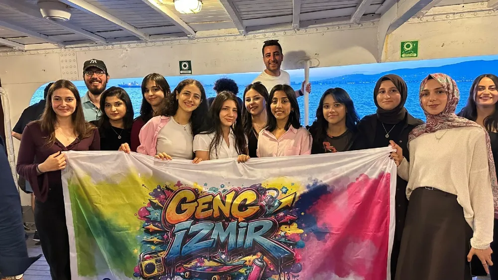 Genç İzmir gönüllüleri, Bergama Vapuru’nda buluştu