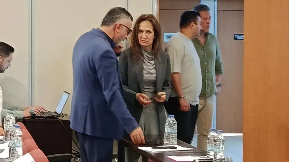 Karşıyaka’da büyük kriz… CHP’li muhalifler protesto etti, CHP’li Başkan Ünsal Meclis'i toplayamadı…