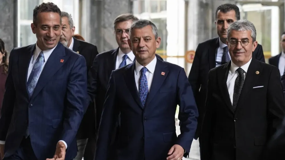 Özel’in ekibinden 28 kişi PM’den istifa etti..Tüzükte PM 40’ın altına düşerse Kurultay toplanır diyor