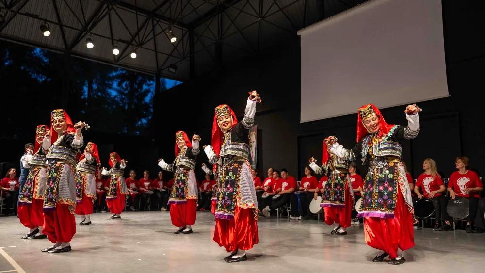 Bornova’da ritim ve halk dansları rüzgarı