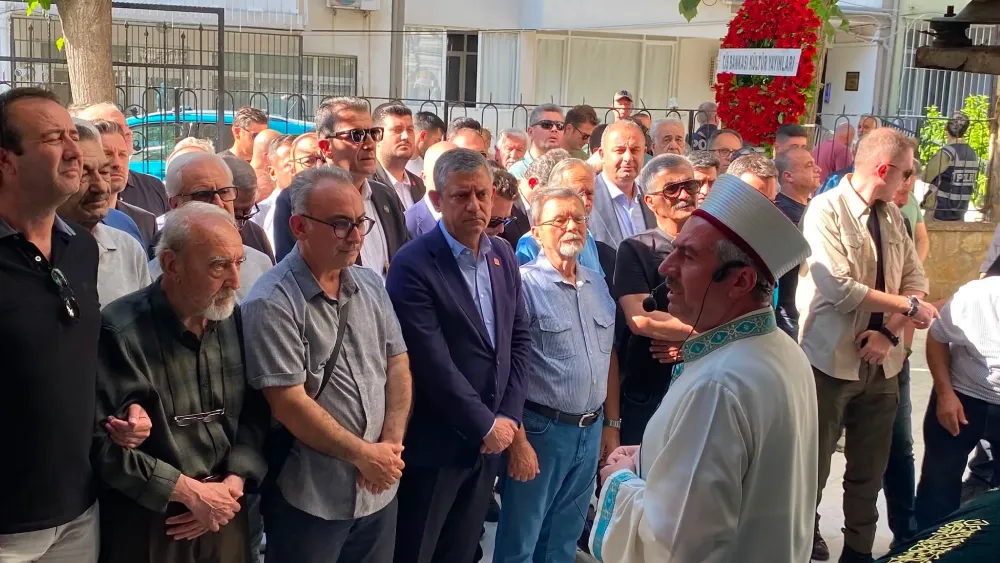 Özgür Özel, arkadaşının annesini son yolculuğuna uğurladı!