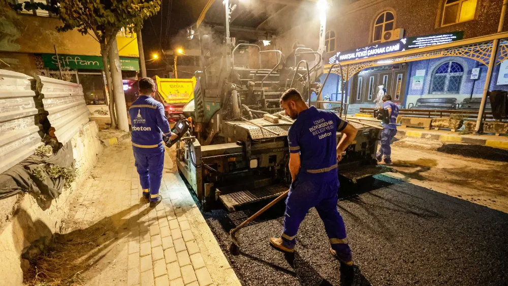 Konak Toros Caddesi’nde gece asfalt mesaisi