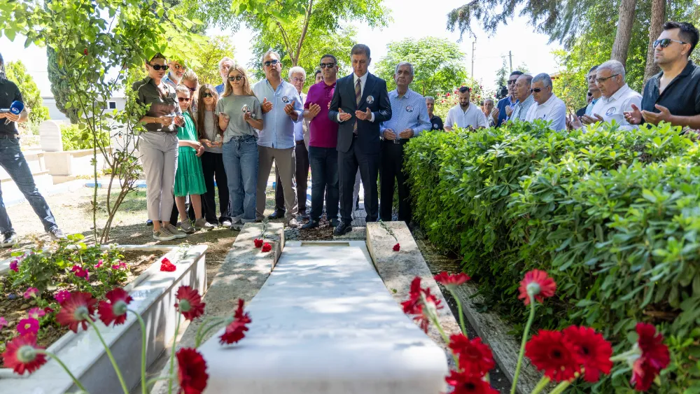 22 yıl sonra aynı saygı ve özlem...Ahmet Piriştina kabri başında anıldı