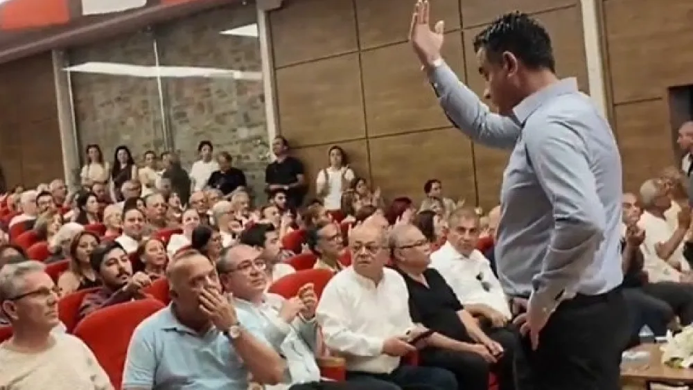 CHP Aydın'ın düzenlediği 'Birlik' toplantısında koltuk krizi…CHP'li belediye başkanı eşiyle birlikte salonu terk etti