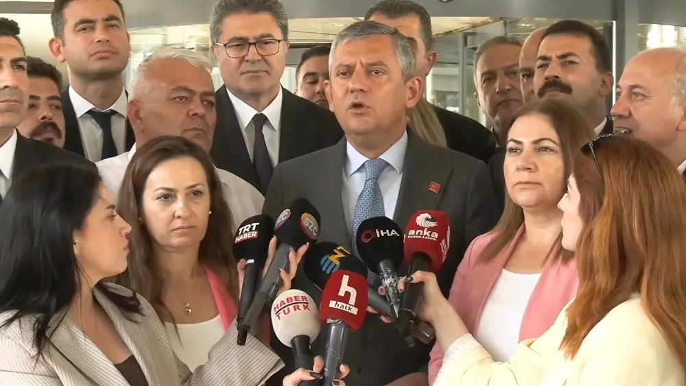 CHP Lideri Özgür Özel, CHP'lilere çağrı yaptı: Görevden alınan İl Başkanlıklarında toplanın!