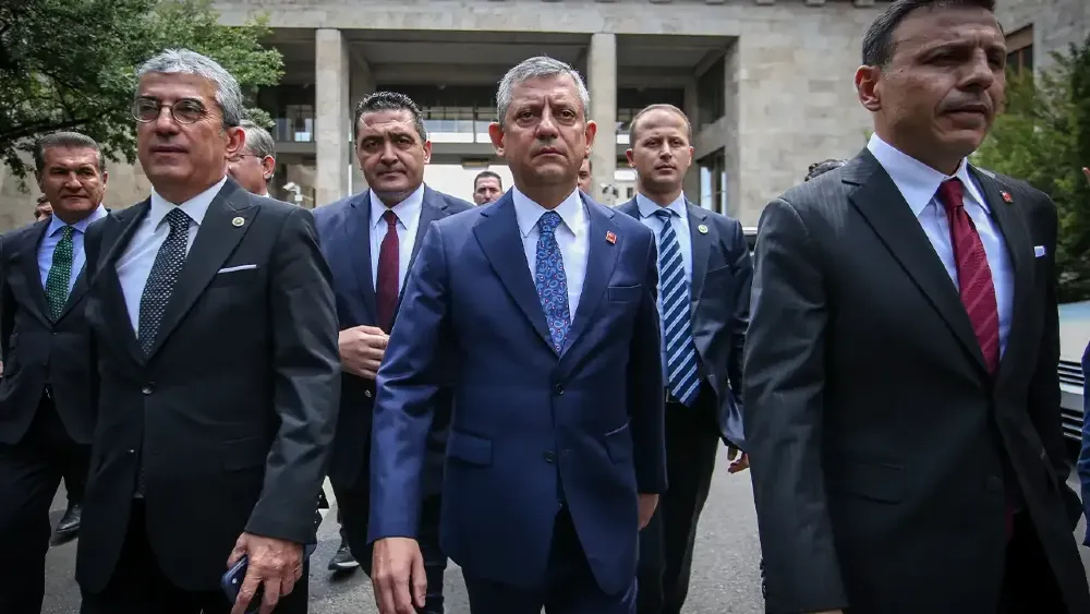 Özel: Seçime yeni parti dışında mevcut bir siyasi partinin logosunu, yönetimini, tüzüğünü değiştirerek girebiliriz!