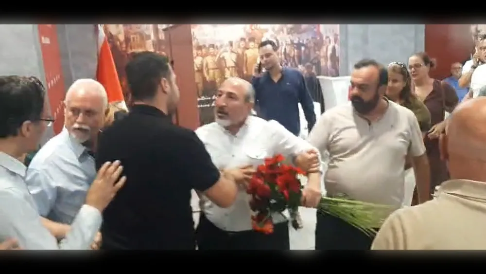 Gümrükçü adına çiçekle gelen Çiğli’li CHP’liler, parti binasından çıkarıldı