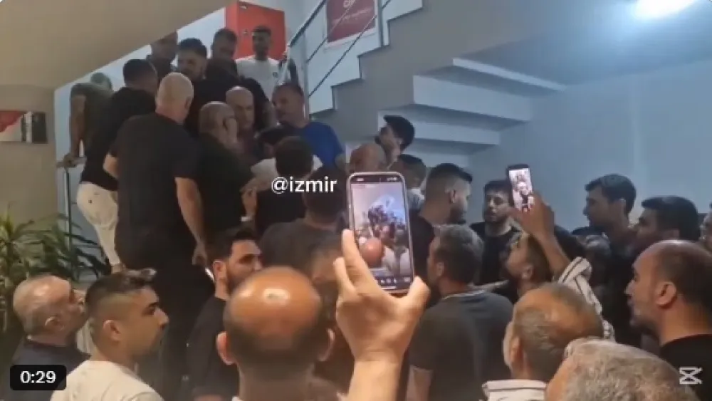 Flaş... Gümrükçü CHP İzmir İl Binası’na girdi!