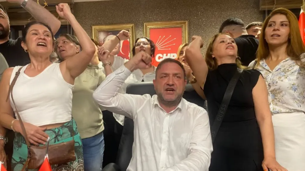 Gümrükçü koltuğa resmen oturdu…