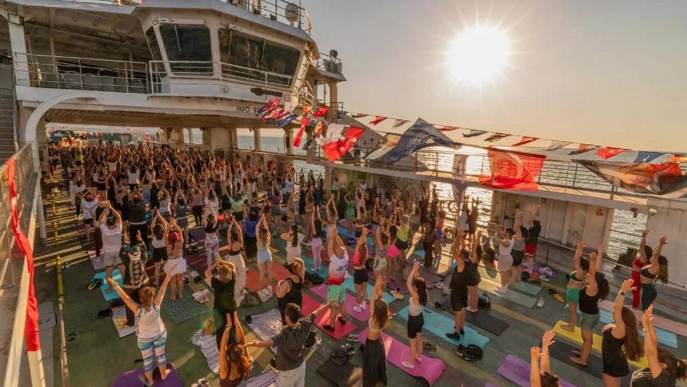 Körfez’in mavisinde 400 kişilik yoga buluşması