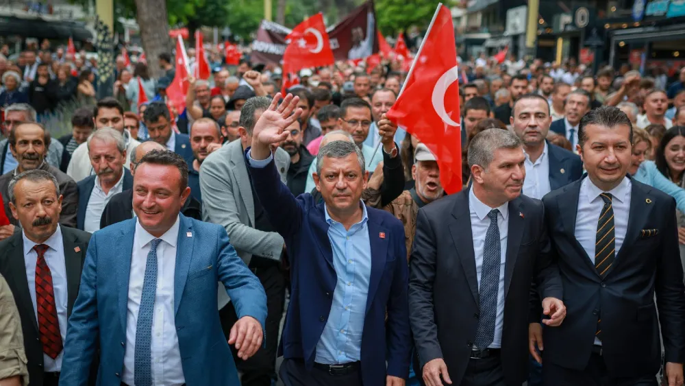 Özgür Özel Perşembe günü İzmir’e geliyor…Alternatif il binasını açacak!