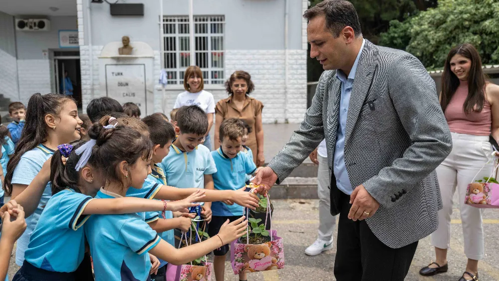 Bornovalı minik eller toprakla buluşuyor..Dokuz Eylül İlköğretim Okulu’nda çilek fidesi sevinci
