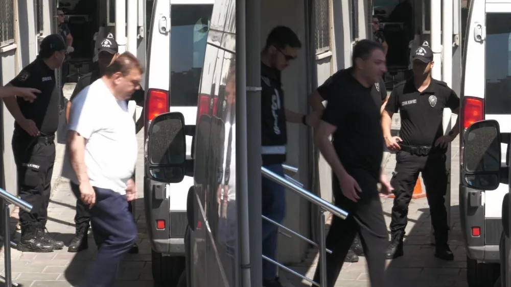 Başkan Yiğit, Başkan Yetişkin ve gözaltına alınanlar, alkışlarla sağlık kontrolüne gittiler