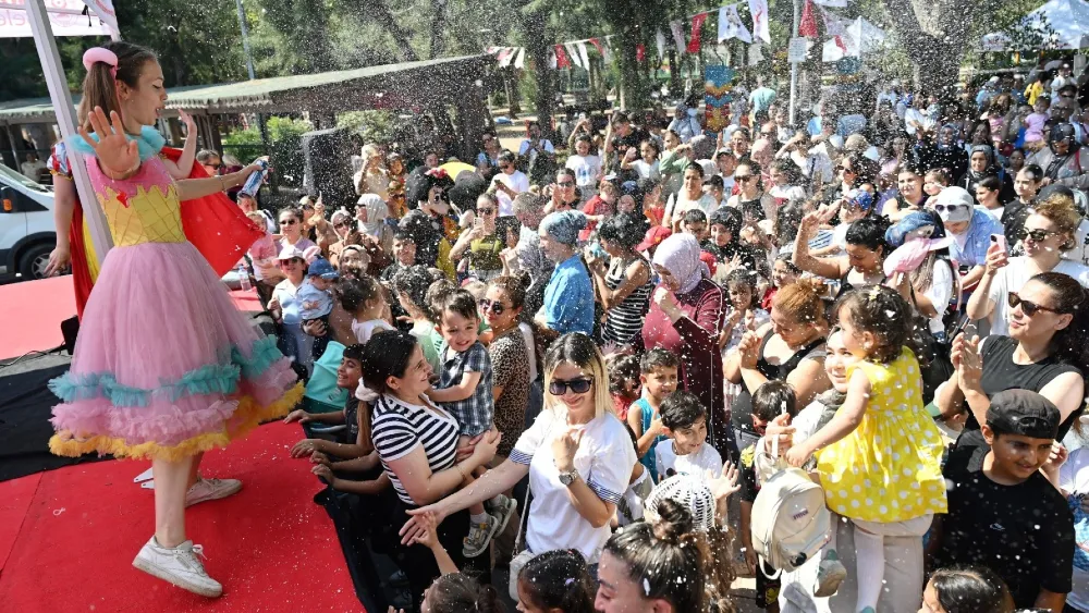 Bornova’da binlerce minik öğrenci şenlikte buluştu!
