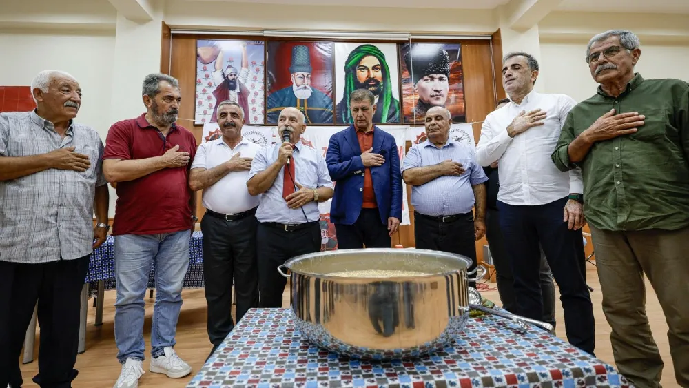 Başkan Tugay aşure lokmasını paylaştı