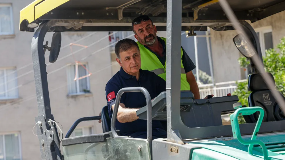 İzmir’in yollarında yoğun çalışma Tugay sahada inceledi