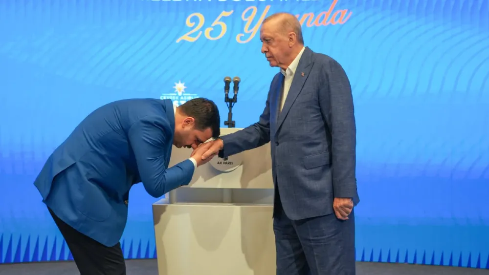 İnan Cumhurbaşkanı Erdoğan’a elini öpüp tablo hediye etti